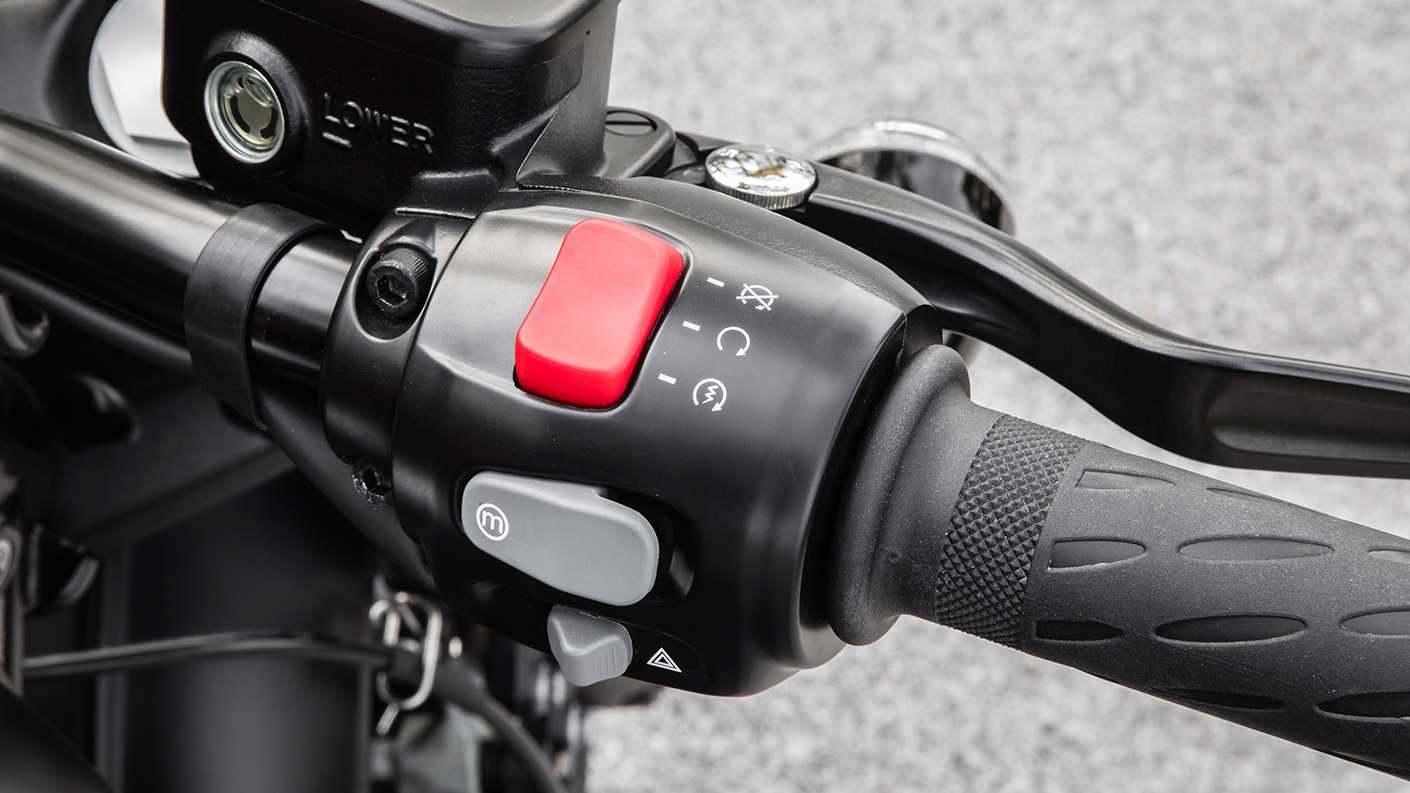 Triumph Bonneville Bobber Controls