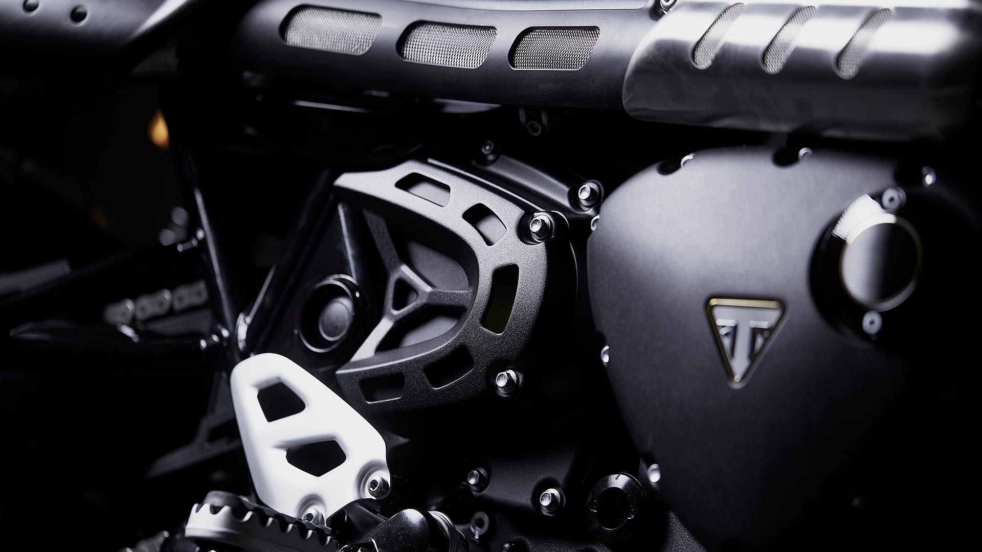 Close up of the Triumph Scrambler 1200 Bond Edition ‘blacked-out’ finishes