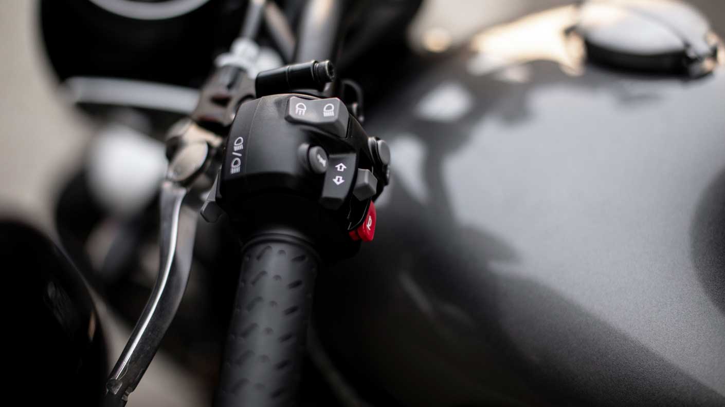 Triumph Speed Twin handlebars featuring switch cube and joystick