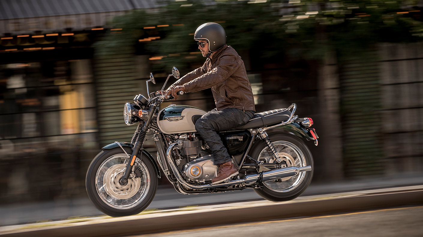 Triumph bonneville T120 riding
