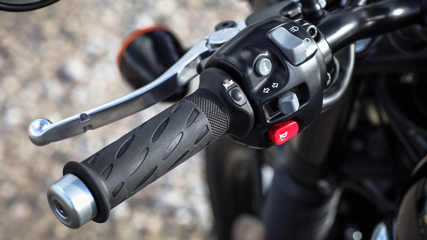 heated grips on Triumph bonneville T120