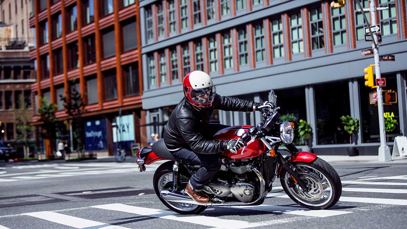 Korosi red Triumph Thruxton 1200 urban riding shot