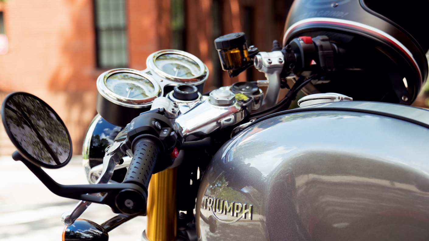 Triumph Thruxton figer tip controls